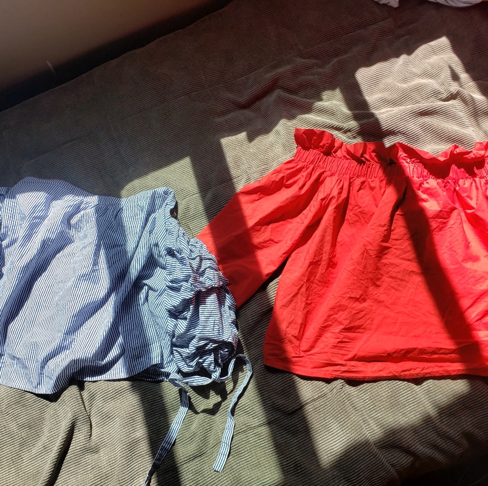 Set: 2 Off-Shoulder Top in Red and Striped Blue